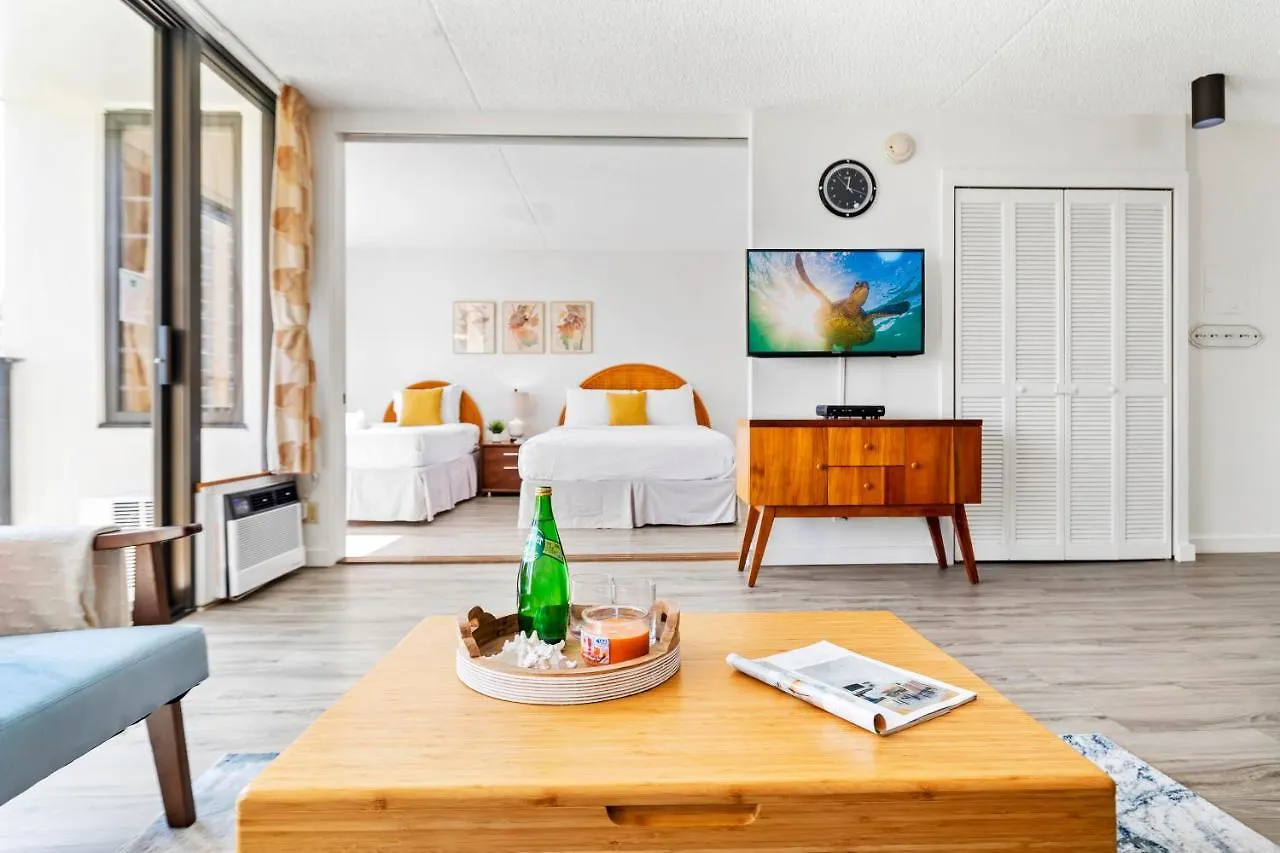 Charming Condo Steps From Waikiki Beach With Parking! Honolulu