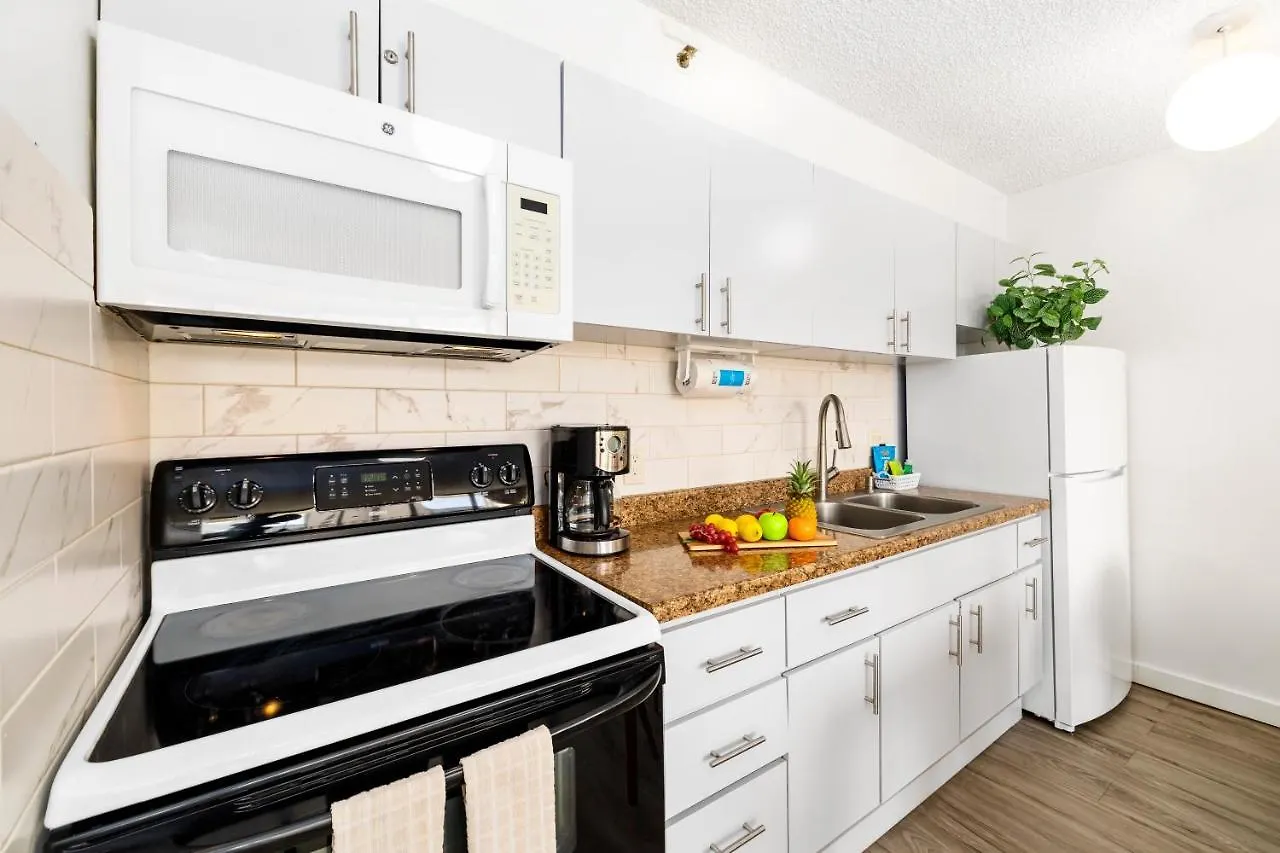 Charming Condo Steps From Waikiki Beach With Parking! Honolulu