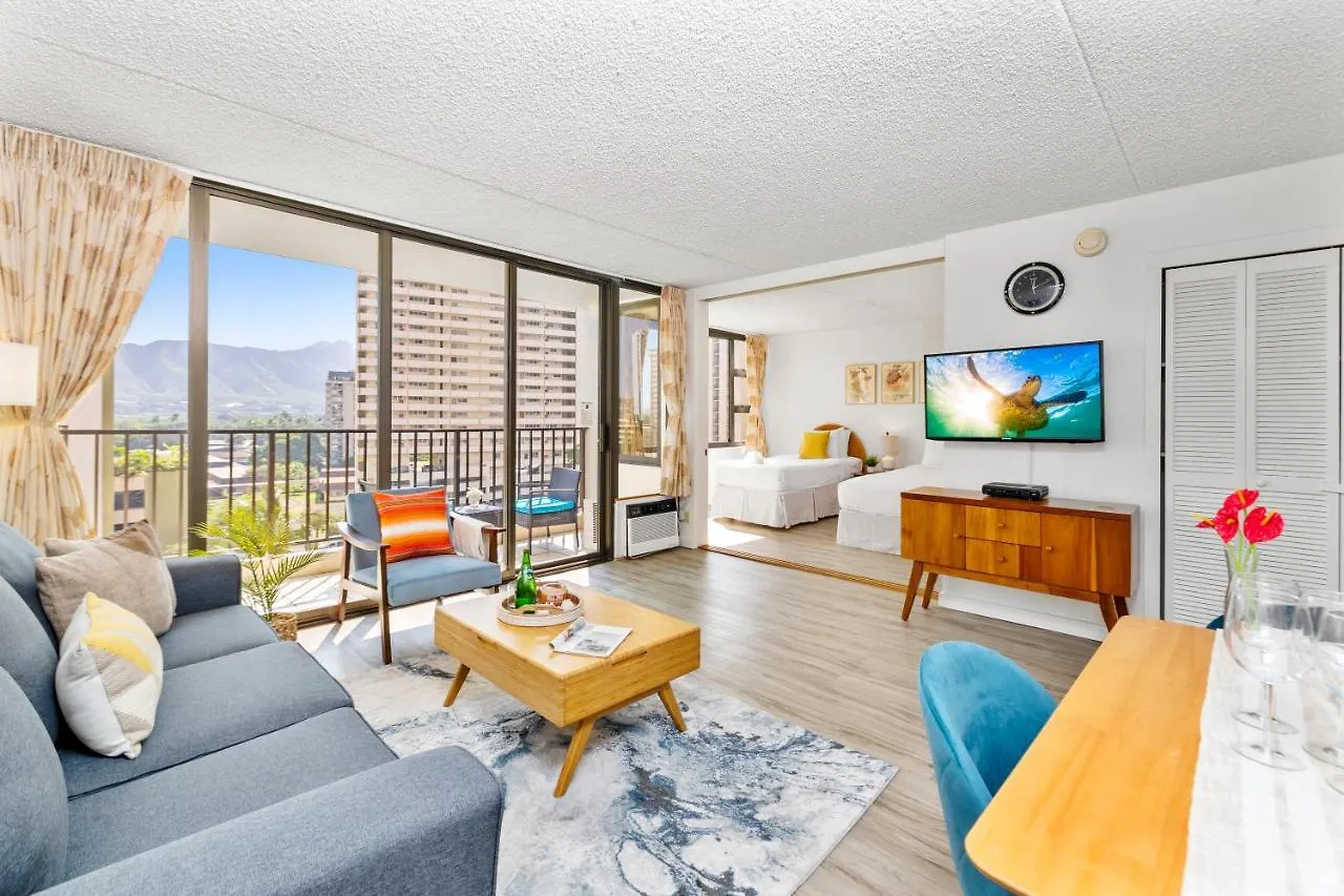 Charming Condo Steps From Waikiki Beach With Parking! Honolulu