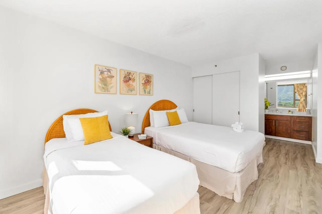 Charming Condo Steps From Waikiki Beach With Parking! Honolulu
