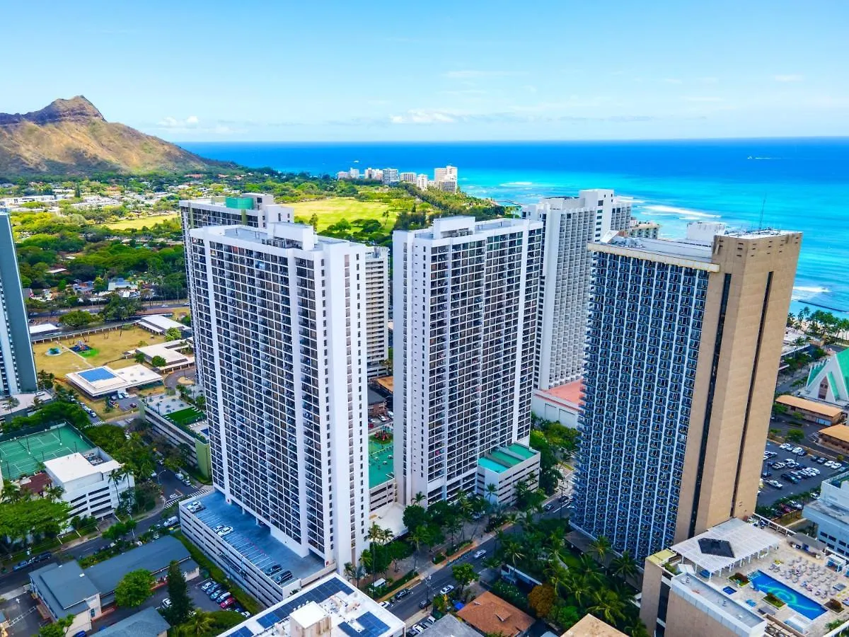 Charming Condo Steps From Waikiki Beach With Parking! Honolulu
