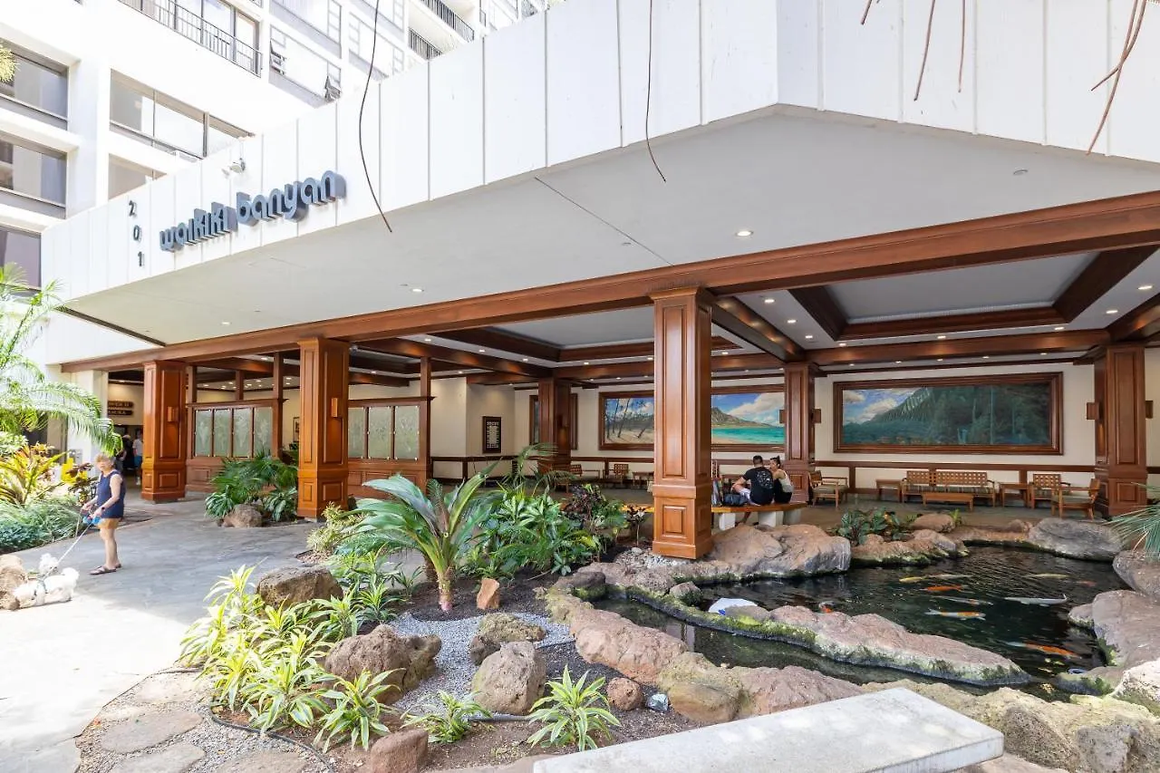Charming Condo Steps From Waikiki Beach With Parking! Honolulu