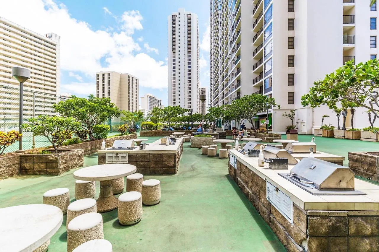 Charming Condo Steps From Waikiki Beach With Parking! Honolulu