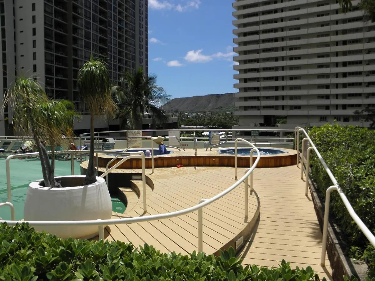 Charming Condo Steps From Waikiki Beach With Parking! Honolulu Apartament