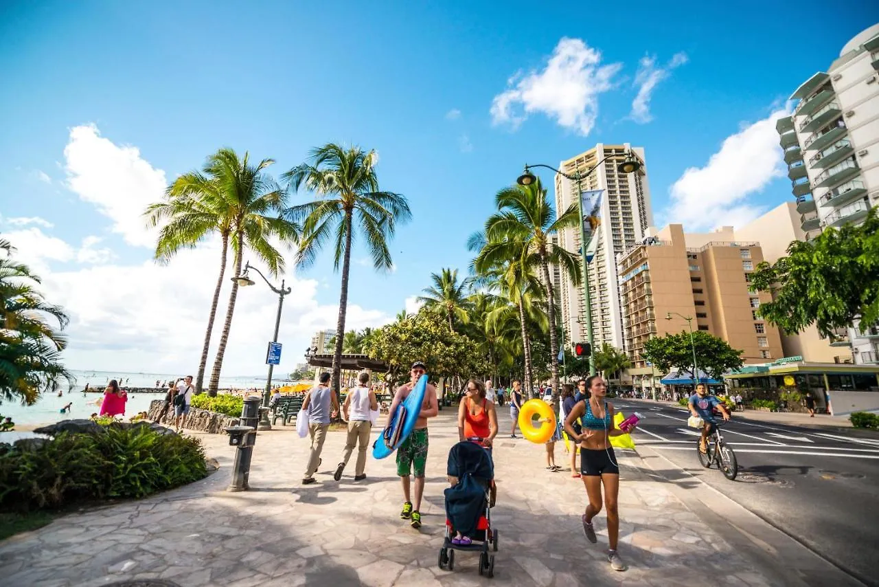 Charming Condo Steps From Waikiki Beach With Parking! Honolulu