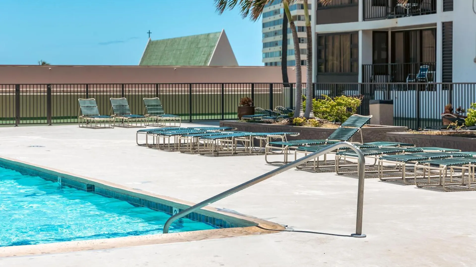 Charming Condo Steps From Waikiki Beach With Parking! Honolulu